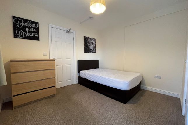 Room to rent in Grove Mount, South Kirkby, Pontefract, West Yorkshire