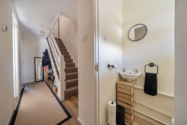 14, Melrose Close, London photo 2