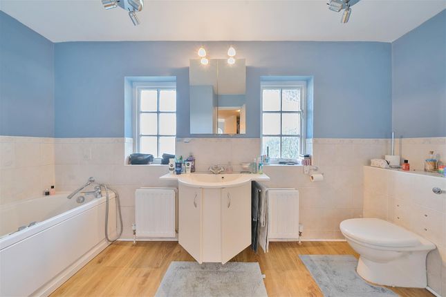1 Warren Road En Suite Bathroom.Jpg