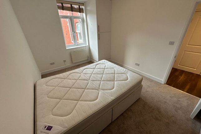 Room to rent in Walm Lane, London