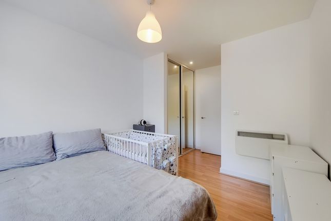 Flat to rent in Deals Gateway, London