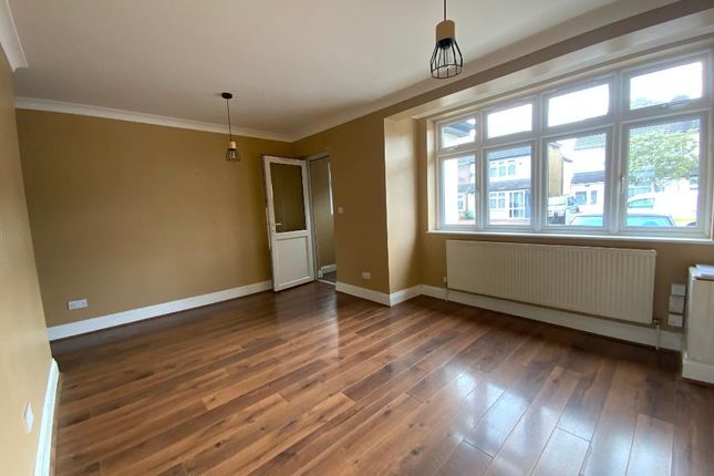 6 Beechwood Gardens, Rainham photo 2