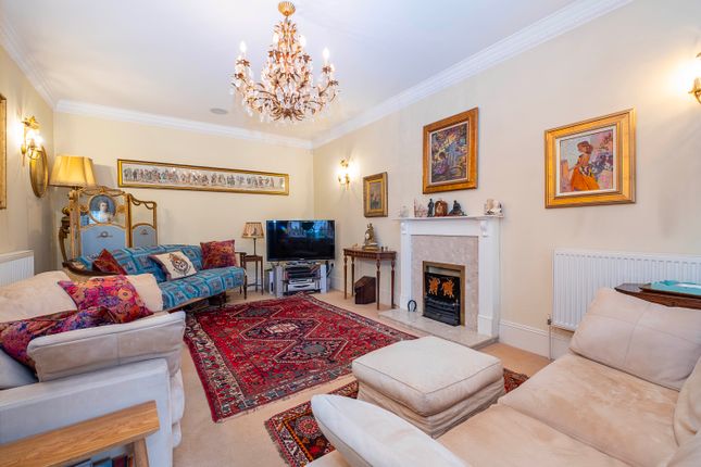 19, Jennings Close, Surbiton photo 3