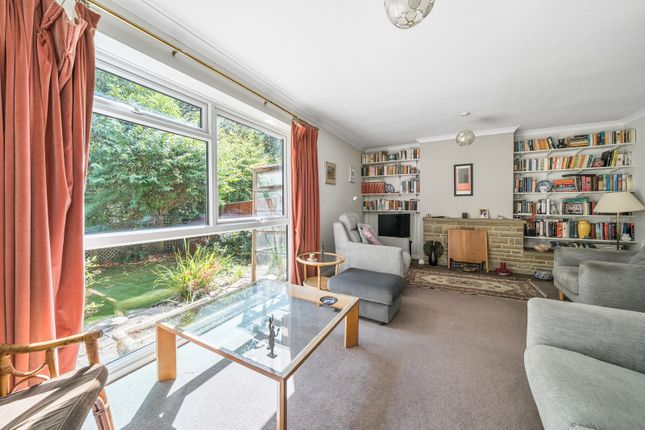 7, Graylands Close, Woking photo 2