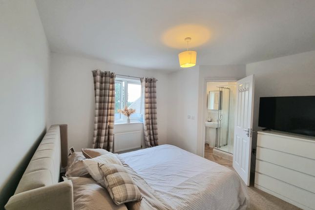 17 Rhodfa'r Celyn, Bridgend photo 4