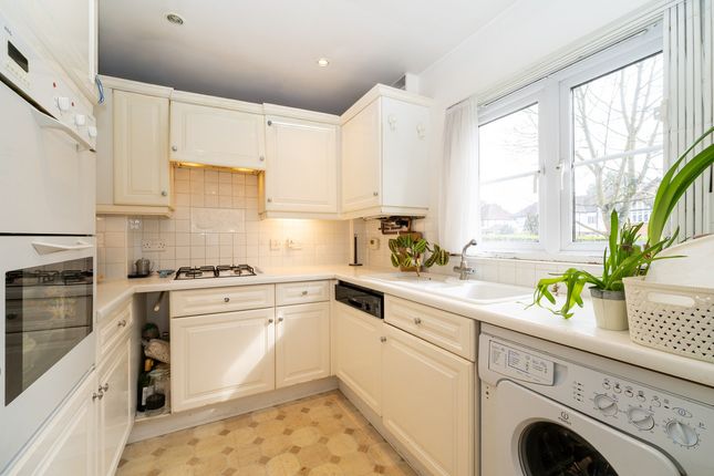 Flat Flat 3, Bartholomew Court, Longcrofte Road, Edgware photo 4