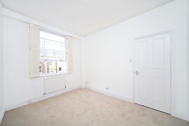 Town house to rent in Cambridge Street, London