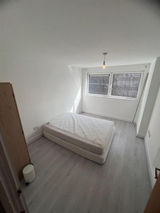 Flat to rent in Basin Approach, London