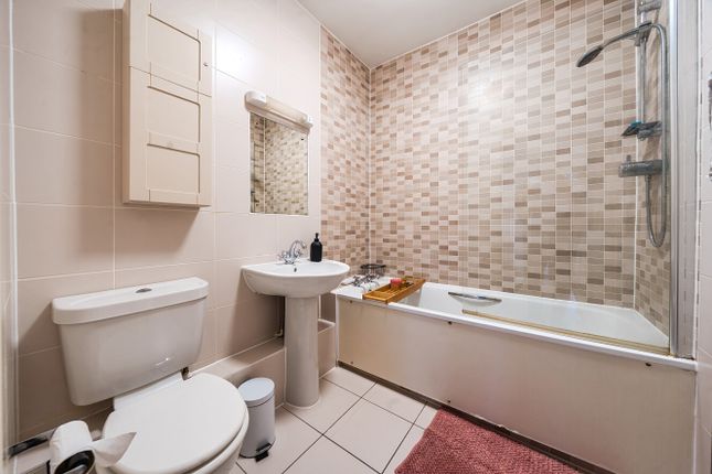 Flat 3, 2, Peel Place, London photo 4