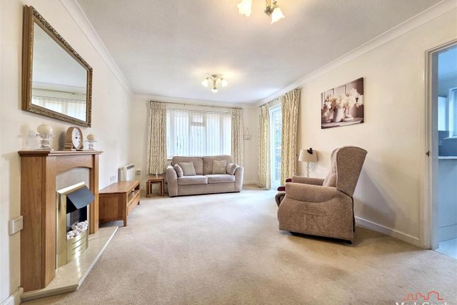 Flat 3, Oakmead Green, Epsom photo 3