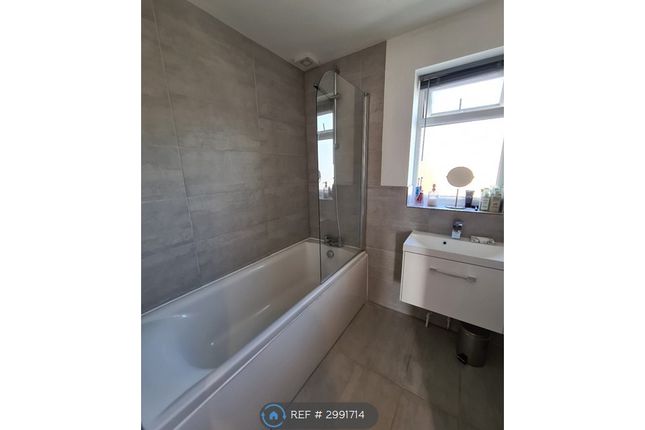 Flat, Portsmouth Road, Cobham photo 5