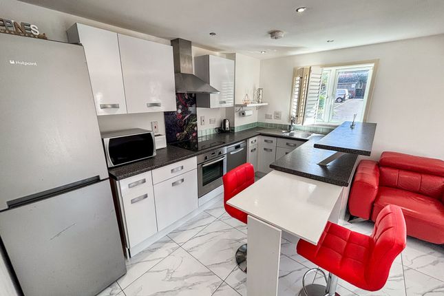 2 Branagh Court, Reading photo 3