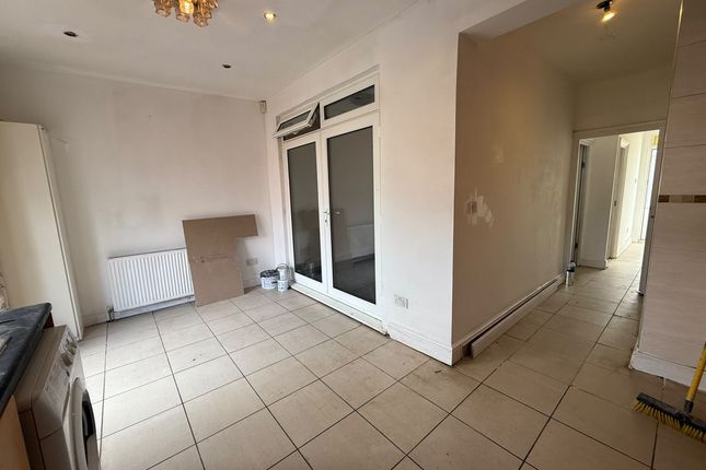 25, Acacia Avenue, Hayes photo 2