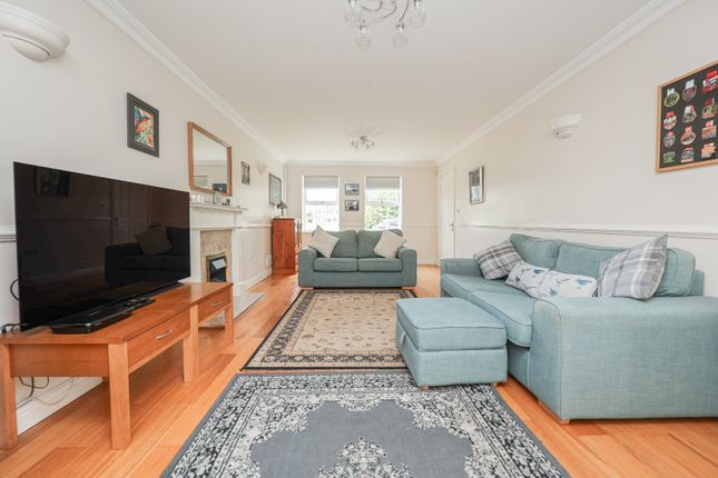 4 Macphail Crescent, Saxilby, Lincolnshire photo 4