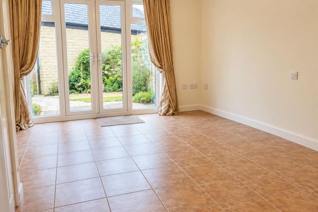 28, Knapps Crescent, Cheltenham photo 3