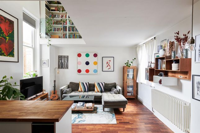 Flat for sale in Georges Road, Islington, London