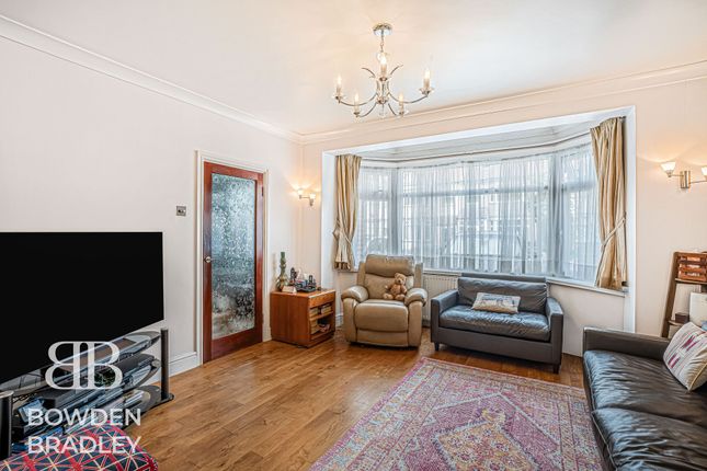 15 Roll Gardens, Gants Hill photo 4
