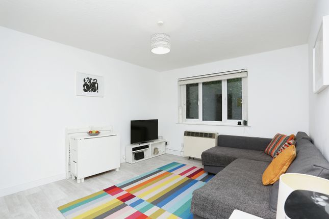 Flat for sale in New Cross Road, London