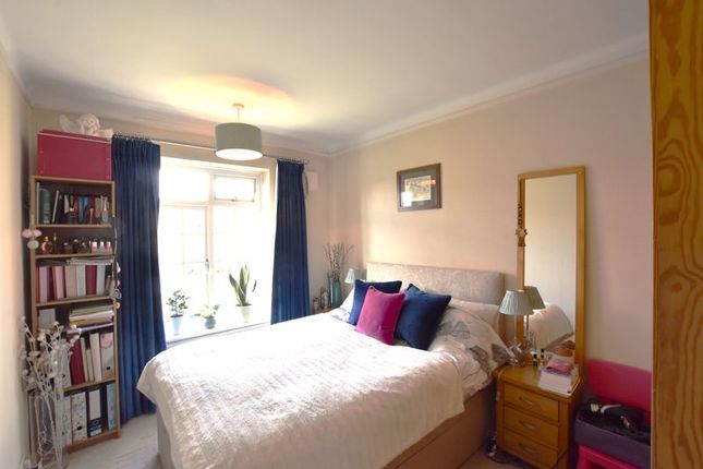 Flat to rent in Portsmouth Road, Thames Ditton
