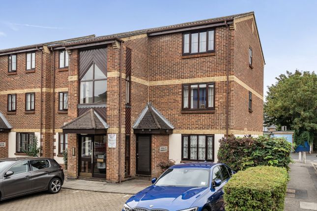 4, Summerhill Way, Mitcham photo 2