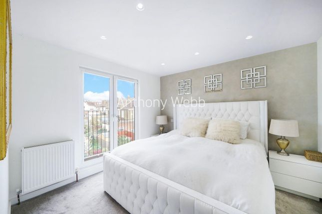 Terraced house for sale in Hawthorn Avenue, Palmers Green