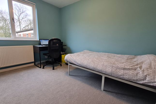 Flat to rent in Foxhill Court, Weetwood, Leeds