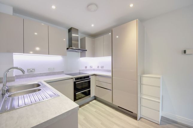 Thumbnail Flat to rent in The Vale, Bushey