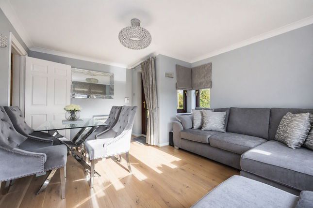 22, Cedar Close, Buckhurst Hill photo 3