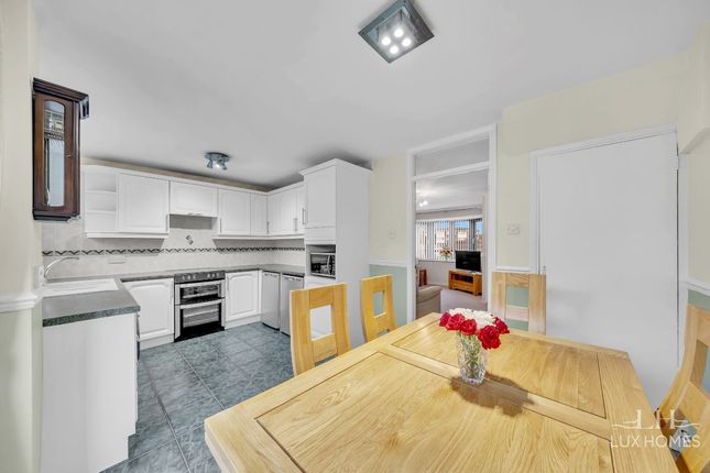 45 Cowdray Way, Hornchurch photo 4