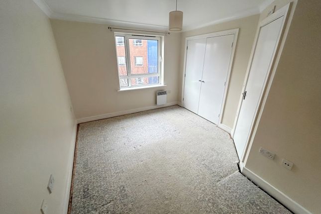 Flat to rent in Cleeve Way, Sutton