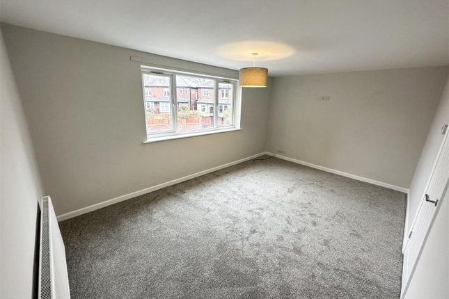 Flat to rent in Elmfield Lodge, Welbeck Road, Doncaster