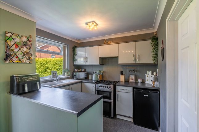 2, Howland Close, Wolverhampton photo 4