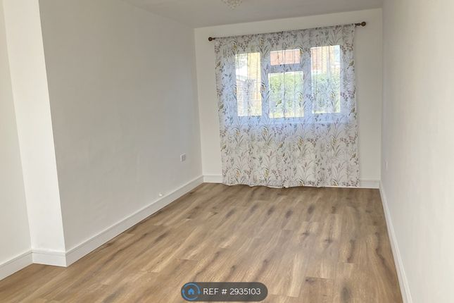 Acres Hall Avenue, Pudsey photo 5