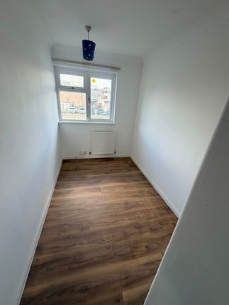 10 Shepherds Close, ROMFORD photo 5