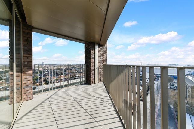 Flat for sale in Western Gateway, Royal Docks West, London