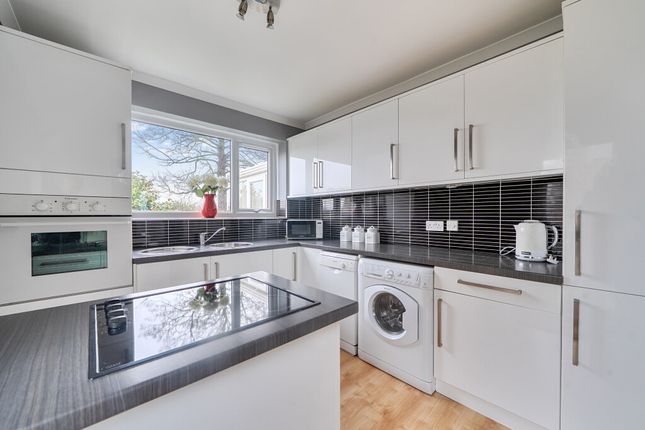26, Birkwood Avenue, Wakefield photo 3