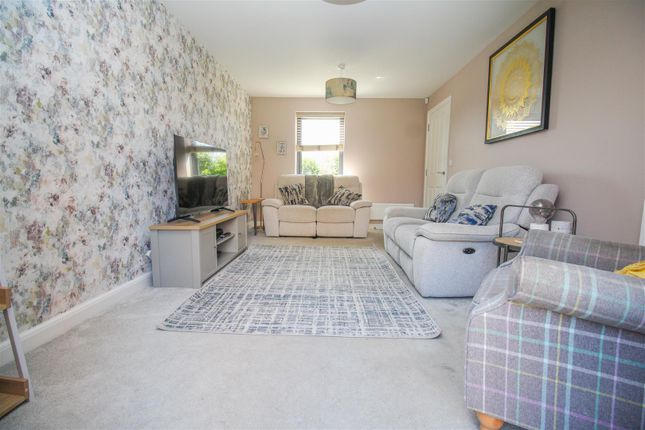 7, Medlar Close, Old Harlow photo 3