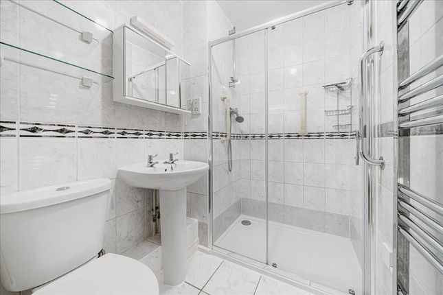 Flat for sale in The Vale, Acton