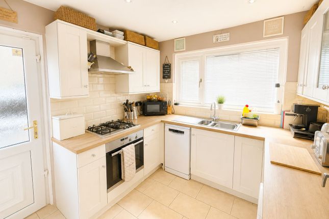 24, Maythorne Crescent, Bradford photo 2