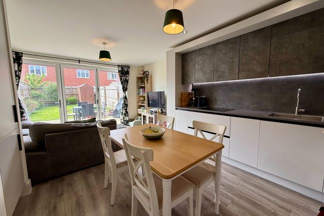 9, Pearl Gardens, Swadlincote photo 3