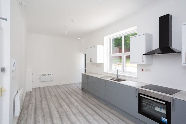 Flat to rent in Sparrows Herne, Bushey, Hertfordshire