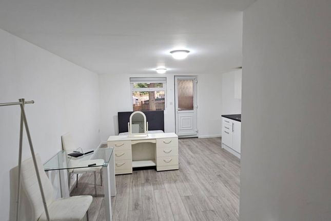 Garden Flat, 87A, Hood Avenue, London photo 3