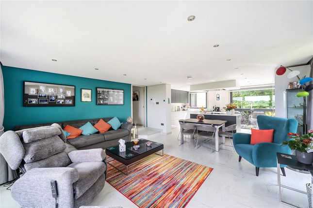 Flat for sale in Lake View Court, West Avenue, Roundhay, Leeds