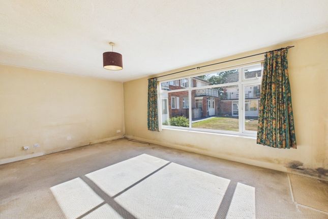 25, Chatsmore Crescent, Worthing photo 2