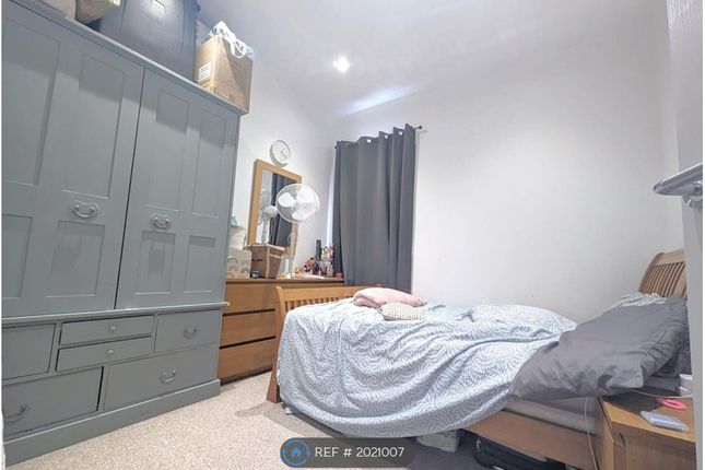 Flat to rent in The Broadway, London