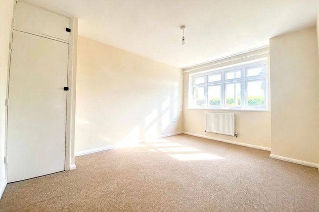 11 Rossall Close, Hornchurch photo 5