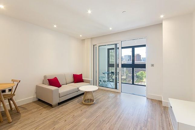 Thumbnail Flat to rent in Wiverton Tower, New Drum Street, Aldgate, London
