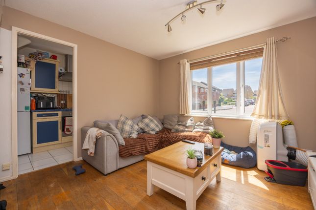 10, Fitzjohn Close, Surrey photo 4