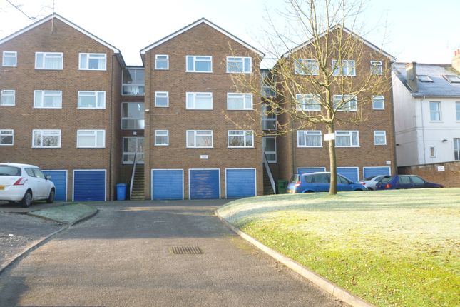 Thumbnail Flat to rent in Craufurd Rise, Maidenhead