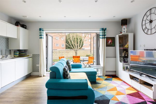 Flat 4 Heronsgate Court-14.Jpg
